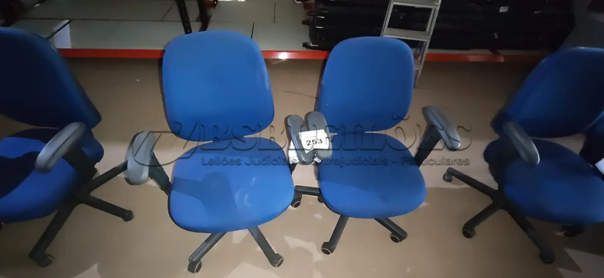 LOTE 253 - 02 CADEIRAS DE ESCRITÓRIO GIRATÓRIA. (NO ESTADO) ATENÇÃO! FAZER A VISITAÇÃO ANTES DE ARREMATAR, NÃO SABEMOS SE FUNCIONA, LEILÃO NÃO TEM GARANTIA E NEM DEVOLUÇÃO, SUJEITO A POSSÍVEIS AVARIAS VISÍVEIS/OCULTAS E/OU AUSÊNCIA DE COMPONENTES.
