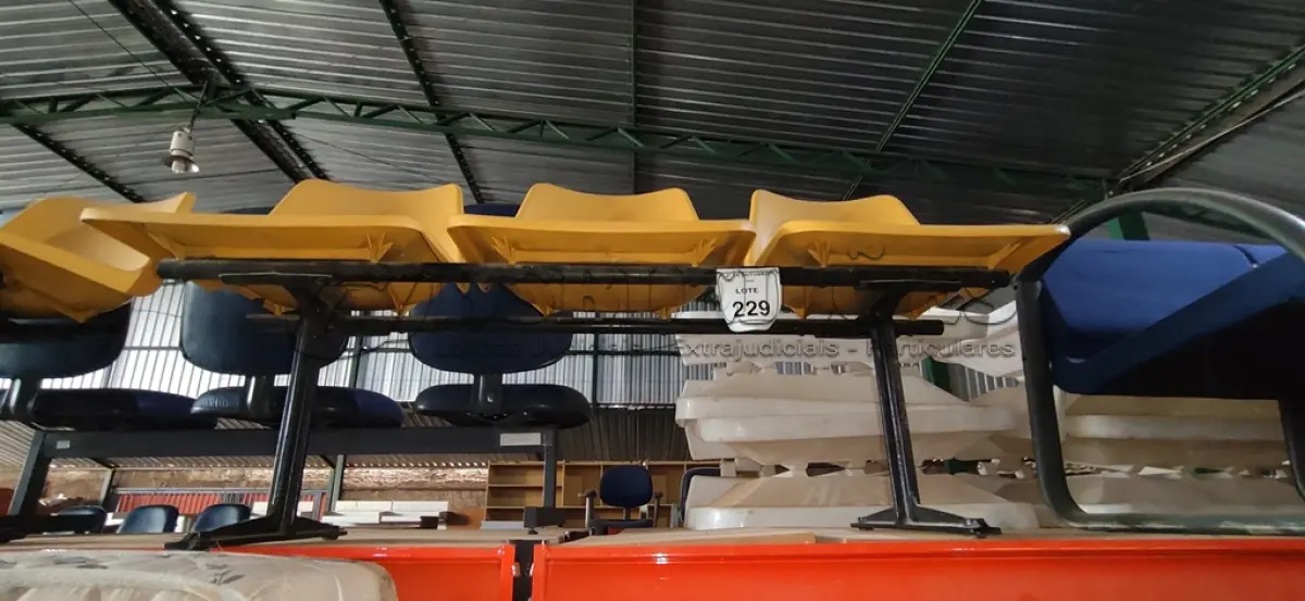 LOTE 229 - 01 CADEIRA LONGARINA DE 03 LUGARES. (NO ESTADO) ATENÇÃO! FAZER A VISITAÇÃO ANTES DE ARREMATAR, NÃO SABEMOS SE FUNCIONA, LEILÃO NÃO TEM GARANTIA E NEM DEVOLUÇÃO, SUJEITO A POSSÍVEIS AVARIAS VISÍVEIS/OCULTAS E/OU AUSÊNCIA DE COMPONENTES.