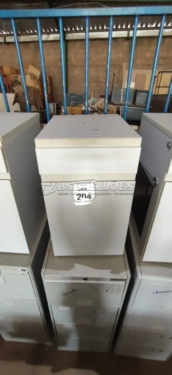 LOTE 204 - 01 ARQUIVO DE AÇO COM 04 GAVETAS E 01 ARMÁRIO BAIXO COM 01 GAVETA E SUPORTE PARA CPU. (NO ESTADO) ATENÇÃO! FAZER A VISITAÇÃO ANTES DE ARREMATAR, NÃO SABEMOS SE FUNCIONA, LEILÃO NÃO TEM GARANTIA E NEM DEVOLUÇÃO, SUJEITO A POSSÍVEIS AVARIAS VISÍVEIS/OCULTAS E/OU AUSÊNCIA DE COMPONENTES.