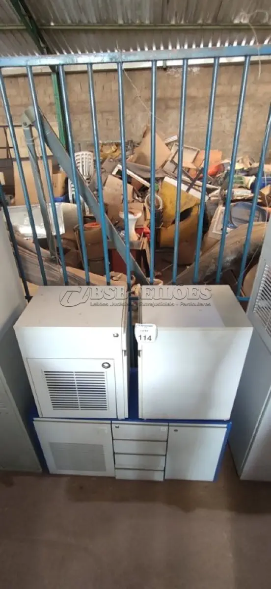 LOTE 114 - 01 RACK BAIXO COM 04 GAVETAS E 02 PORTAS E 02 ARMÁRIOS BAIXOS COM 01 GAVETA E SUPORTE PARA CPU. (NO ESTADO) ATENÇÃO! FAZER A VISITAÇÃO ANTES DE ARREMATAR, NÃO SABEMOS SE FUNCIONA, LEILÃO NÃO TEM GARANTIA E NEM DEVOLUÇÃO, SUJEITO A POSSÍVEIS AVARIAS VISÍVEIS/OCULTAS E/OU AUSÊNCIA DE COMPONENTES.