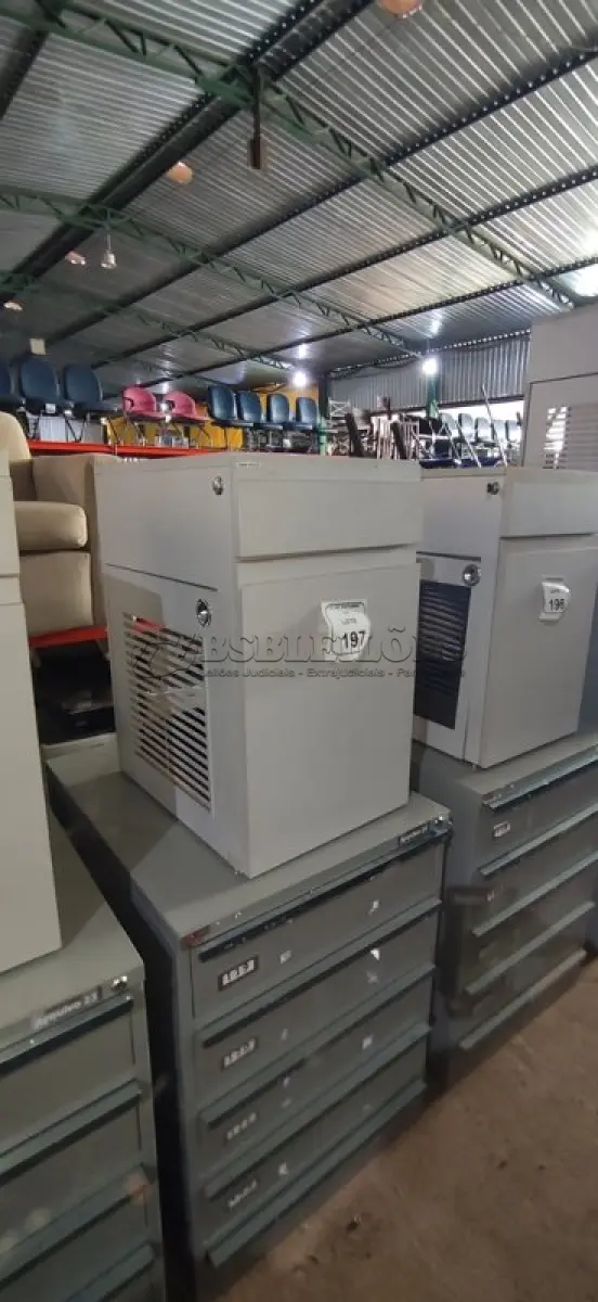 LOTE 197 - 01 ARQUIVO BAIXO DE AÇO COM 05 GAVETAS E 01 ARMÁRIO BAIXO COM 01 GAVETA E SUPORTE PARA CPU. (NO ESTADO) ATENÇÃO! FAZER A VISITAÇÃO ANTES DE ARREMATAR, NÃO SABEMOS SE FUNCIONA, LEILÃO NÃO TEM GARANTIA E NEM DEVOLUÇÃO, SUJEITO A POSSÍVEIS AVARIAS VISÍVEIS/OCULTAS E/OU AUSÊNCIA DE COMPONENTES.