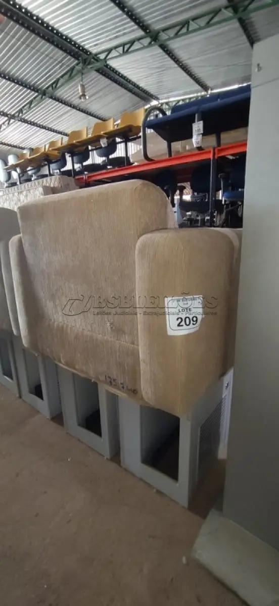 LOTE 209 - 01 POLTRONA E 02 ARMÁRIOS BAIXOS COM 01 GAVETA E SUPORTE PARA CPU. (NO ESTADO) ATENÇÃO! FAZER A VISITAÇÃO ANTES DE ARREMATAR, NÃO SABEMOS SE FUNCIONA, LEILÃO NÃO TEM GARANTIA E NEM DEVOLUÇÃO, SUJEITO A POSSÍVEIS AVARIAS VISÍVEIS/OCULTAS E/OU AUSÊNCIA DE COMPONENTES.
