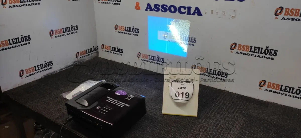 LOTE 019 - 01 PROJETOR MARCA BENQ SEM CABOS. (NO ESTADO) ATENÇÃO! FAZER A VISITAÇÃO ANTES DE ARREMATAR, NÃO SABEMOS SE FUNCIONA, LEILÃO NÃO TEM GARANTIA E NEM DEVOLUÇÃO, SUJEITO A POSSÍVEIS AVARIAS VISÍVEIS/OCULTAS E/OU AUSÊNCIA DE COMPONENTES.