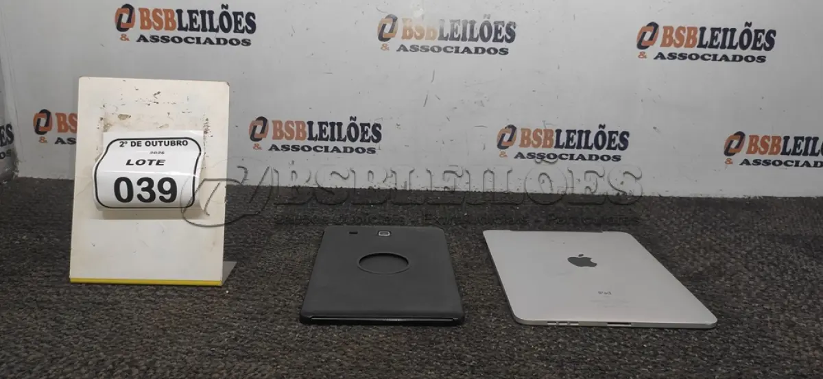 LOTE 039 - 01 TABLET MARCA SAMSUNG E 01 IPAD APPLE. (NO ESTADO) ATENÇÃO! FAZER A VISITAÇÃO ANTES DE ARREMATAR, NÃO SABEMOS SE FUNCIONA, LEILÃO NÃO TEM GARANTIA E NEM DEVOLUÇÃO, SUJEITO A POSSÍVEIS AVARIAS VISÍVEIS/OCULTAS E/OU AUSÊNCIA DE COMPONENTES.