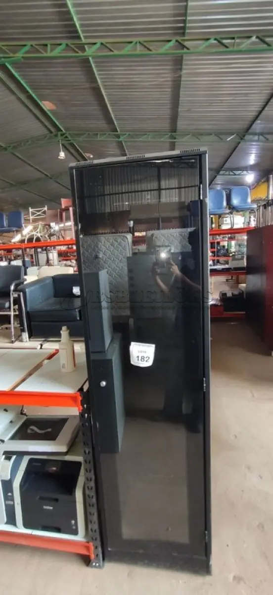 LOTE 182 - 01 RACK DE PISO PARA SERVIDORES. (NO ESTADO) ATENÇÃO! FAZER A VISITAÇÃO ANTES DE ARREMATAR, NÃO SABEMOS SE FUNCIONA, LEILÃO NÃO TEM GARANTIA E NEM DEVOLUÇÃO, SUJEITO A POSSÍVEIS AVARIAS VISÍVEIS/OCULTAS E/OU AUSÊNCIA DE COMPONENTES.