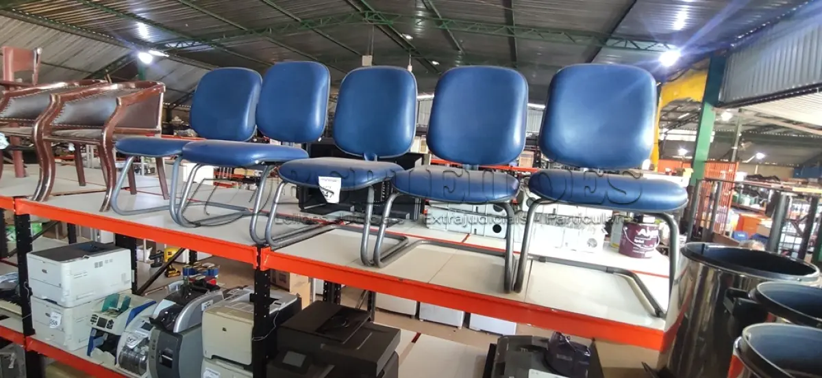 LOTE 047 - 05 CADEIRAS DE PÉS FIXOS. (NO ESTADO) ATENÇÃO! FAZER A VISITAÇÃO ANTES DE ARREMATAR, NÃO SABEMOS SE FUNCIONA, LEILÃO NÃO TEM GARANTIA E NEM DEVOLUÇÃO, SUJEITO A POSSÍVEIS AVARIAS VISÍVEIS/OCULTAS E/OU AUSÊNCIA DE COMPONENTES.