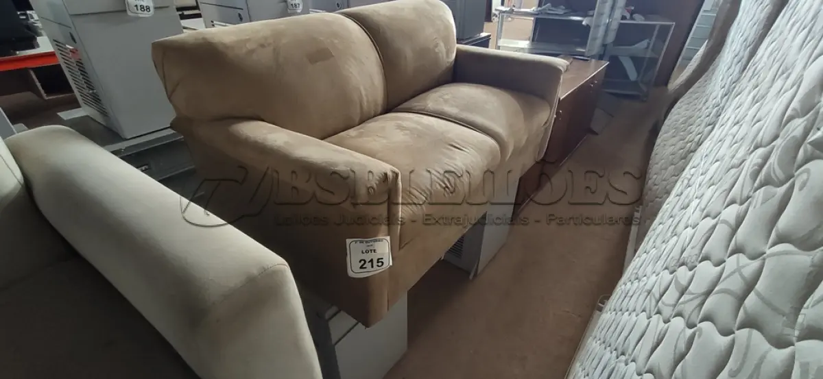 LOTE 215 - 01 SOFÁ DE 02 LUGARES E 02 ARMÁRIOS BAIXOS COM 01 GAVETA E SUPORTE PARA CPU. (NO ESTADO) ATENÇÃO! FAZER A VISITAÇÃO ANTES DE ARREMATAR, NÃO SABEMOS SE FUNCIONA, LEILÃO NÃO TEM GARANTIA E NEM DEVOLUÇÃO, SUJEITO A POSSÍVEIS AVARIAS VISÍVEIS/OCULTAS E/OU AUSÊNCIA DE COMPONENTES.