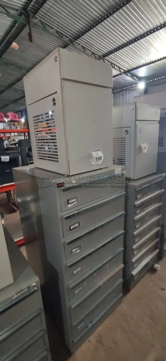 LOTE 195 - 01 ARQUIVO BAIXO DE AÇO COM 07 GAVETAS E 01 ARMÁRIO BAIXO COM 01 GAVETA E SUPORTE PARA CPU. (NO ESTADO) ATENÇÃO! FAZER A VISITAÇÃO ANTES DE ARREMATAR, NÃO SABEMOS SE FUNCIONA, LEILÃO NÃO TEM GARANTIA E NEM DEVOLUÇÃO, SUJEITO A POSSÍVEIS AVARIAS VISÍVEIS/OCULTAS E/OU AUSÊNCIA DE COMPONENTES.