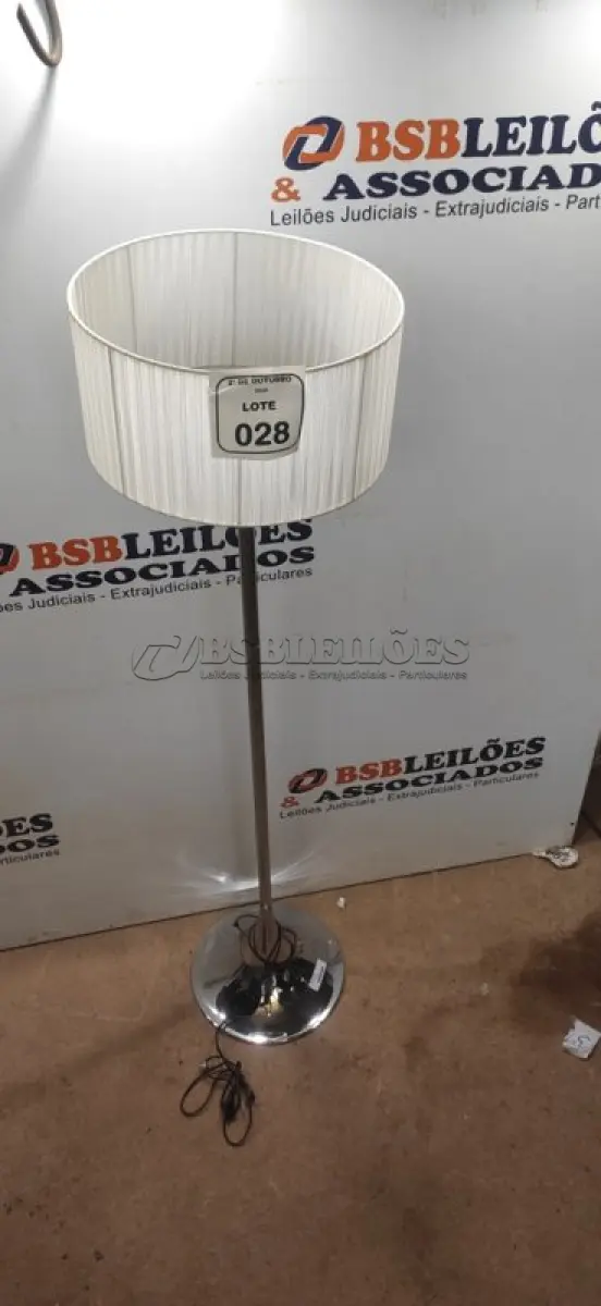 LOTE 028 - 01 ABAJUR DE COLUNA. (NO ESTADO) ATENÇÃO! FAZER A VISITAÇÃO ANTES DE ARREMATAR, NÃO SABEMOS SE FUNCIONA, LEILÃO NÃO TEM GARANTIA E NEM DEVOLUÇÃO, SUJEITO A POSSÍVEIS AVARIAS VISÍVEIS/OCULTAS E/OU AUSÊNCIA DE COMPONENTES.
