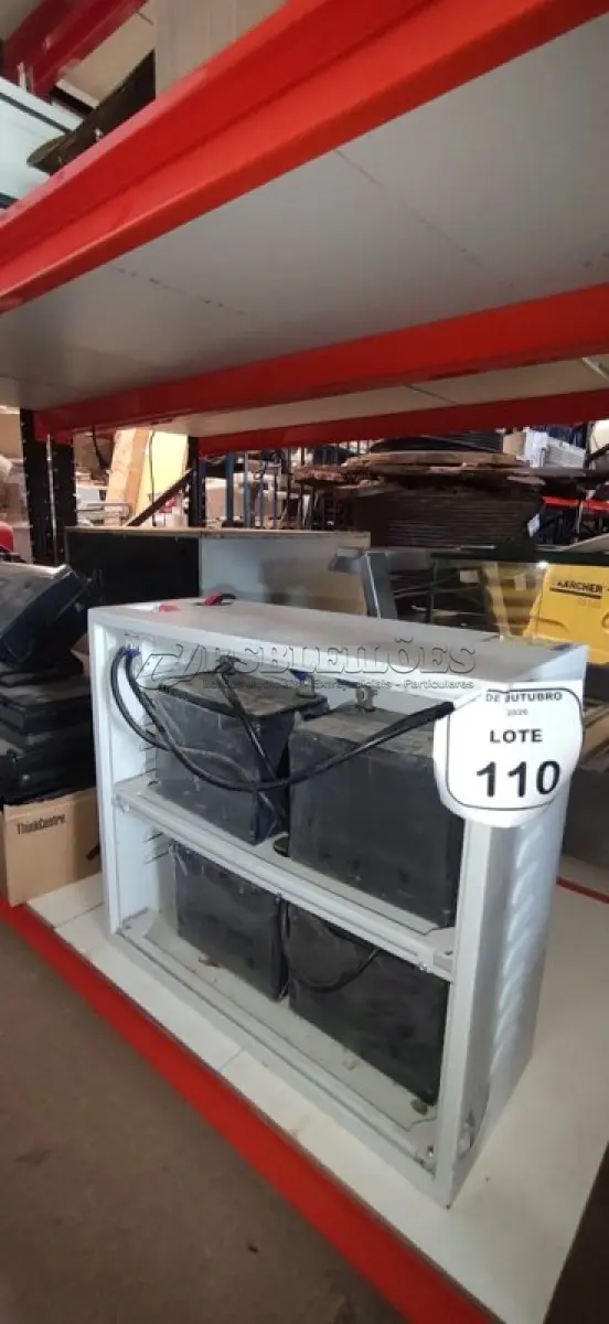 LOTE 110 - 01 BANCO DE BATERIA COM 04 BATERIAS ESTACIONÁRIAS MARCA MOURA. (NO ESTADO) ATENÇÃO! FAZER A VISITAÇÃO ANTES DE ARREMATAR, NÃO SABEMOS SE FUNCIONA, LEILÃO NÃO TEM GARANTIA E NEM DEVOLUÇÃO, SUJEITO A POSSÍVEIS AVARIAS VISÍVEIS/OCULTAS E/OU AUSÊNCIA DE COMPONENTES.
