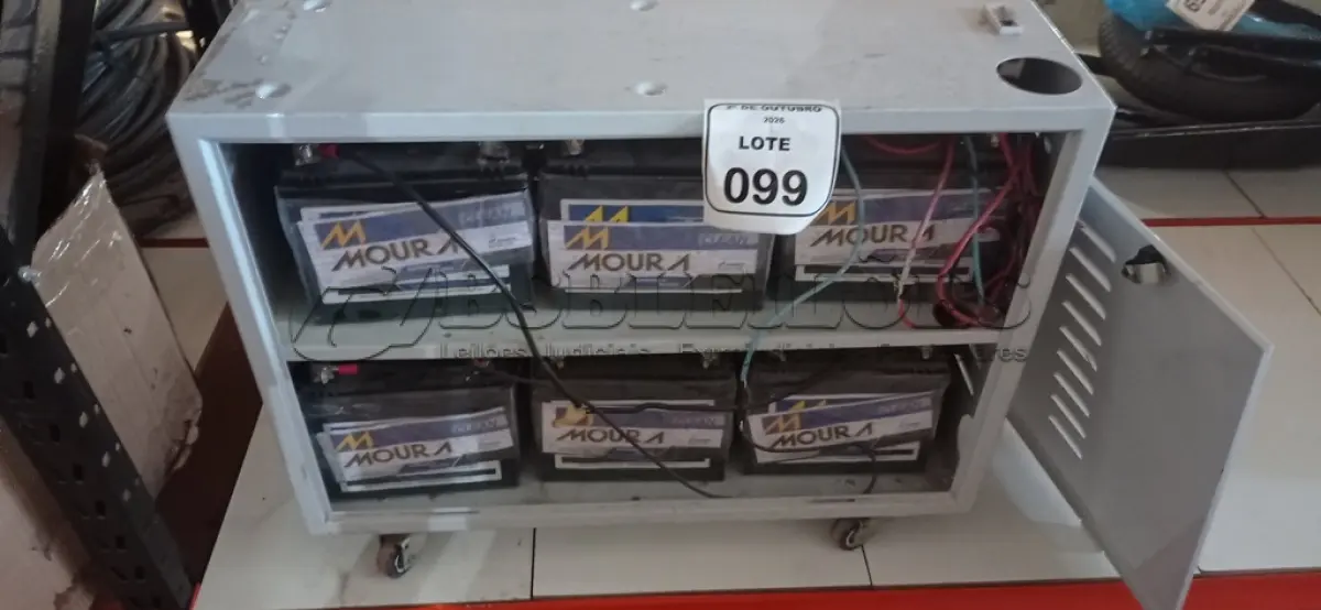 LOTE 099 - 01 BANCO DE BATERIAS COM 06 BATERIAS ESTACIONARIAS MARCA MOURA. (NO ESTADO) ATENÇÃO! FAZER A VISITAÇÃO ANTES DE ARREMATAR, NÃO SABEMOS SE FUNCIONA, LEILÃO NÃO TEM GARANTIA E NEM DEVOLUÇÃO, SUJEITO A POSSÍVEIS AVARIAS VISÍVEIS/OCULTAS E/OU AUSÊNCIA DE COMPONENTES.