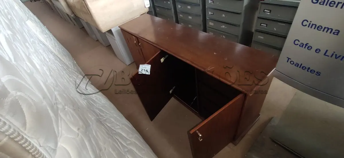 LOTE 216 - 01 ARMÁRIO BALCÃO DE 04 PORTAS EM MADEIRA. (NO ESTADO) ATENÇÃO! FAZER A VISITAÇÃO ANTES DE ARREMATAR, NÃO SABEMOS SE FUNCIONA, LEILÃO NÃO TEM GARANTIA E NEM DEVOLUÇÃO, SUJEITO A POSSÍVEIS AVARIAS VISÍVEIS/OCULTAS E/OU AUSÊNCIA DE COMPONENTES.
