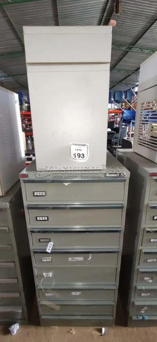LOTE 193 - 01 ARQUIVO BAIXO DE AÇO COM 08 GAVETAS E 01 ARMÁRIO BAIXO COM 01 GAVETA E SUPORTE PARA CPU. (NO ESTADO) ATENÇÃO! FAZER A VISITAÇÃO ANTES DE ARREMATAR, NÃO SABEMOS SE FUNCIONA, LEILÃO NÃO TEM GARANTIA E NEM DEVOLUÇÃO, SUJEITO A POSSÍVEIS AVARIAS VISÍVEIS/OCULTAS E/OU AUSÊNCIA DE COMPONENTES.
