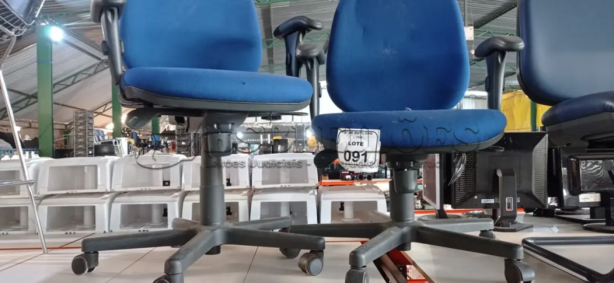 LOTE 091 - 02 CADEIRAS DE ESCRITÓRIO GIRATÓRIAS. (NO ESTADO) ATENÇÃO! FAZER A VISITAÇÃO ANTES DE ARREMATAR, NÃO SABEMOS SE FUNCIONA, LEILÃO NÃO TEM GARANTIA E NEM DEVOLUÇÃO, SUJEITO A POSSÍVEIS AVARIAS VISÍVEIS/OCULTAS E/OU AUSÊNCIA DE COMPONENTES.