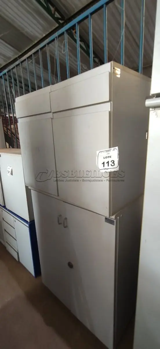 LOTE 113 - 02 ARMÁRIOS BAIXOS COM 01 GAVETA E SUPORTE PARA CPU E 01 ARMÁRIO BAIXO COM 02 PORTAS EM MADEIRA. (NO ESTADO) ATENÇÃO! FAZER A VISITAÇÃO ANTES DE ARREMATAR, NÃO SABEMOS SE FUNCIONA, LEILÃO NÃO TEM GARANTIA E NEM DEVOLUÇÃO, SUJEITO A POSSÍVEIS AVARIAS VISÍVEIS/OCULTAS E/OU AUSÊNCIA DE COMPONENTES.