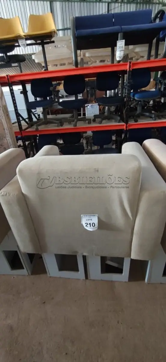 LOTE 210 - 01 POLTRONA E 02 ARMÁRIOS BAIXOS COM 01 GAVETA E SUPORTE PARA CPU. (NO ESTADO) ATENÇÃO! FAZER A VISITAÇÃO ANTES DE ARREMATAR, NÃO SABEMOS SE FUNCIONA, LEILÃO NÃO TEM GARANTIA E NEM DEVOLUÇÃO, SUJEITO A POSSÍVEIS AVARIAS VISÍVEIS/OCULTAS E/OU AUSÊNCIA DE COMPONENTES.