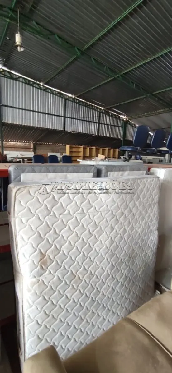 LOTE 225 - 01 COLCHÃO DE CASAL E 02 BASES. (NO ESTADO) ATENÇÃO! FAZER A VISITAÇÃO ANTES DE ARREMATAR, NÃO SABEMOS SE FUNCIONA, LEILÃO NÃO TEM GARANTIA E NEM DEVOLUÇÃO, SUJEITO A POSSÍVEIS AVARIAS VISÍVEIS/OCULTAS E/OU AUSÊNCIA DE COMPONENTES.