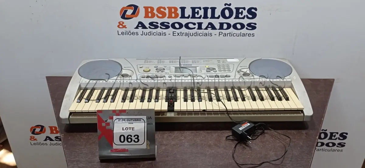 LOTE 063 - 01 TECLADO MUSICAL MODELO PSR-275 MARCA YAMAHA. (NO ESTADO) ATENÇÃO! FAZER A VISITAÇÃO ANTES DE ARREMATAR, NÃO SABEMOS SE FUNCIONA, LEILÃO NÃO TEM GARANTIA E NEM DEVOLUÇÃO, SUJEITO A POSSÍVEIS AVARIAS VISÍVEIS/OCULTAS E/OU AUSÊNCIA DE COMPONENTES.