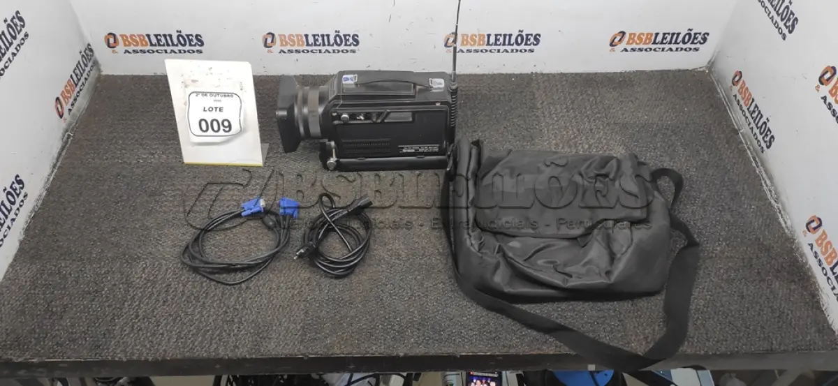 LOTE 009 - 01 FILMADORA ANTIGA MODELO TR-3000P MARCA PANASONIC COM CABOS. (NO ESTADO) ATENÇÃO! FAZER A VISITAÇÃO ANTES DE ARREMATAR, NÃO SABEMOS SE FUNCIONA, LEILÃO NÃO TEM GARANTIA E NEM DEVOLUÇÃO, SUJEITO A POSSÍVEIS AVARIAS VISÍVEIS/OCULTAS E/OU AUSÊNCIA DE COMPONENTES.