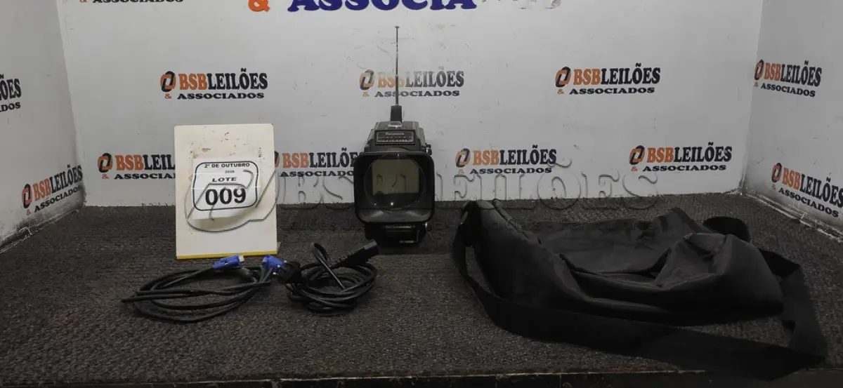 LOTE 009 - 01 FILMADORA ANTIGA MODELO TR-3000P MARCA PANASONIC COM CABOS. (NO ESTADO) ATENÇÃO! FAZER A VISITAÇÃO ANTES DE ARREMATAR, NÃO SABEMOS SE FUNCIONA, LEILÃO NÃO TEM GARANTIA E NEM DEVOLUÇÃO, SUJEITO A POSSÍVEIS AVARIAS VISÍVEIS/OCULTAS E/OU AUSÊNCIA DE COMPONENTES.