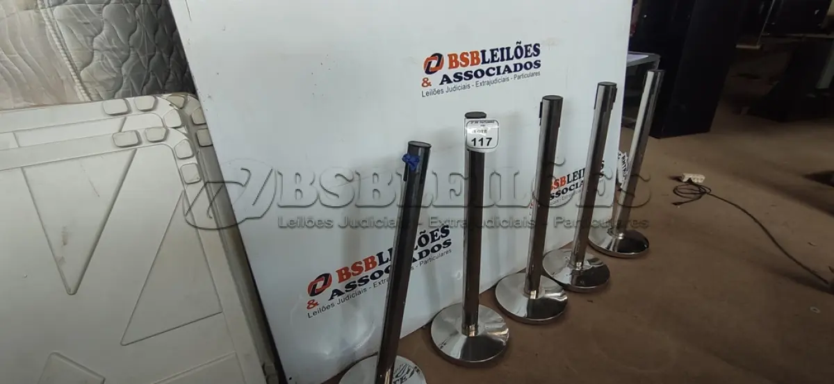 LOTE 117 - 05 ORGANIZADORES DE FILA CROMADOS DE 90CM CADA. (NO ESTADO) ATENÇÃO! FAZER A VISITAÇÃO ANTES DE ARREMATAR, NÃO SABEMOS SE FUNCIONA, LEILÃO NÃO TEM GARANTIA E NEM DEVOLUÇÃO, SUJEITO A POSSÍVEIS AVARIAS VISÍVEIS/OCULTAS E/OU AUSÊNCIA DE COMPONENTES.