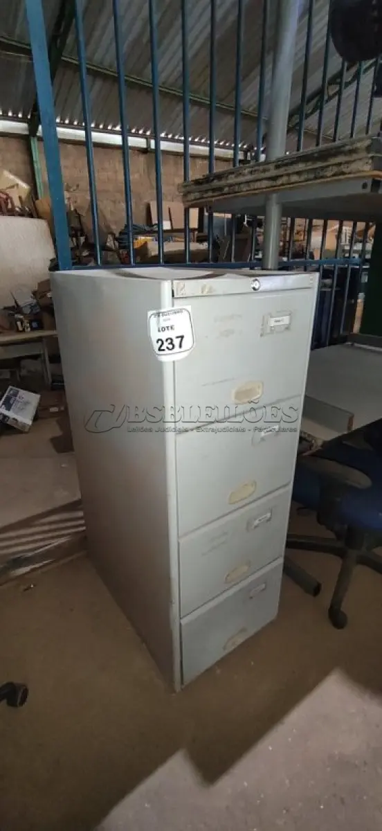 LOTE 237 - 01 ARQUIVO DE AÇO COM 04 GAVETAS. (NO ESTADO) ATENÇÃO! FAZER A VISITAÇÃO ANTES DE ARREMATAR, NÃO SABEMOS SE FUNCIONA, LEILÃO NÃO TEM GARANTIA E NEM DEVOLUÇÃO, SUJEITO A POSSÍVEIS AVARIAS VISÍVEIS/OCULTAS E/OU AUSÊNCIA DE COMPONENTES.