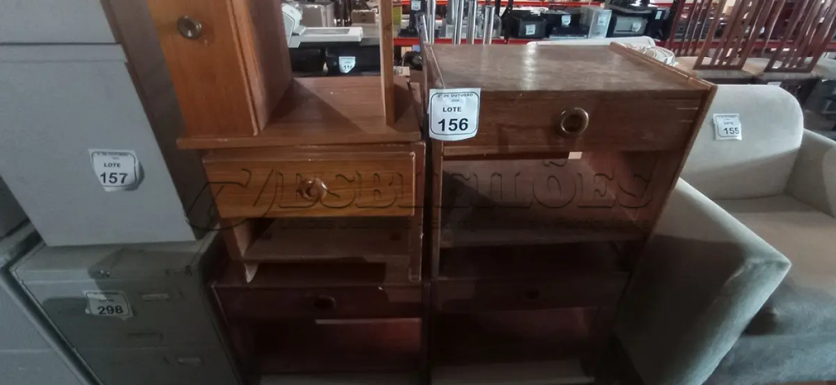 LOTE 156 - 05 CRIADOS MUDOS BAIXO EM MADEIRA COM 01 GAVETA. (NO ESTADO) ATENÇÃO! FAZER A VISITAÇÃO ANTES DE ARREMATAR, NÃO SABEMOS SE FUNCIONA, LEILÃO NÃO TEM GARANTIA E NEM DEVOLUÇÃO, SUJEITO A POSSÍVEIS AVARIAS VISÍVEIS/OCULTAS E/OU AUSÊNCIA DE COMPONENTES.