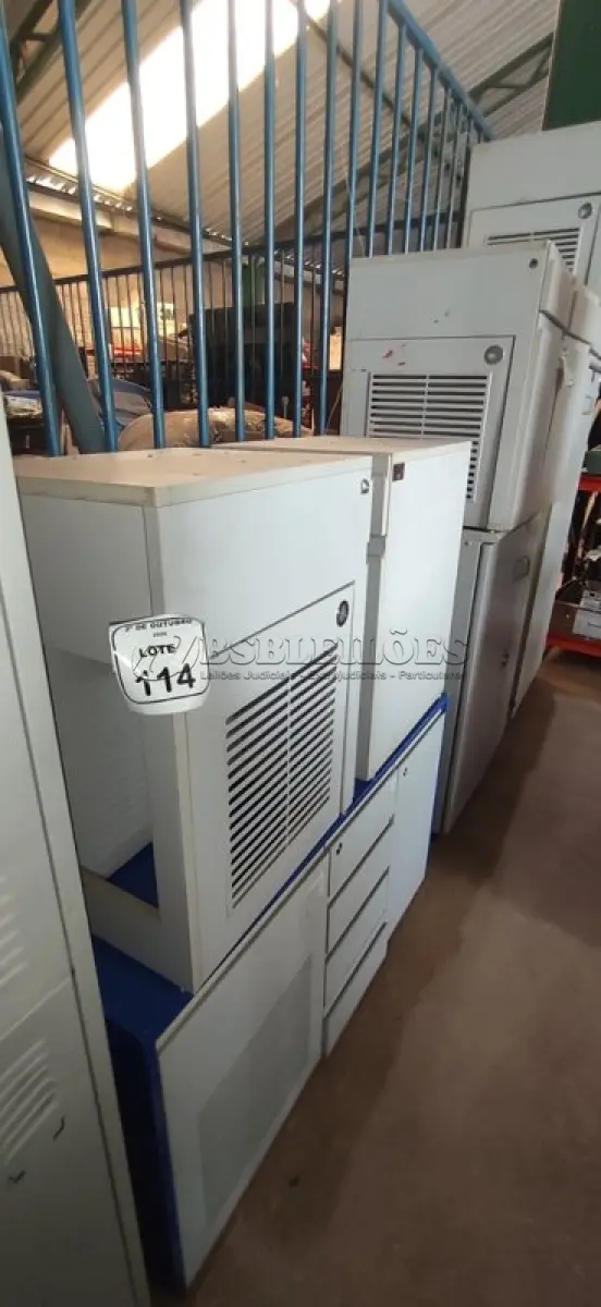 LOTE 114 - 01 RACK BAIXO COM 04 GAVETAS E 02 PORTAS E 02 ARMÁRIOS BAIXOS COM 01 GAVETA E SUPORTE PARA CPU. (NO ESTADO) ATENÇÃO! FAZER A VISITAÇÃO ANTES DE ARREMATAR, NÃO SABEMOS SE FUNCIONA, LEILÃO NÃO TEM GARANTIA E NEM DEVOLUÇÃO, SUJEITO A POSSÍVEIS AVARIAS VISÍVEIS/OCULTAS E/OU AUSÊNCIA DE COMPONENTES.