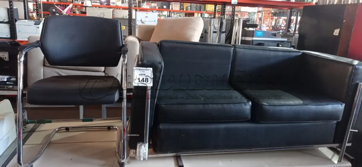 LOTE 148 - 01 SOFÁ DE ESPERA DE 02 LUGARES NA COR PRETA E 01 CADEIRA DE PÉS FIXOS. (NO ESTADO) ATENÇÃO! FAZER A VISITAÇÃO ANTES DE ARREMATAR, NÃO SABEMOS SE FUNCIONA, LEILÃO NÃO TEM GARANTIA E NEM DEVOLUÇÃO, SUJEITO A POSSÍVEIS AVARIAS VISÍVEIS/OCULTAS E/OU AUSÊNCIA DE COMPONENTES.