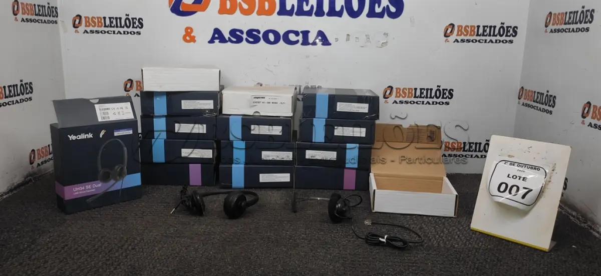 LOTE 007 - 15 HEADSETS DE MARCAS DIVERSAS. (NO ESTADO) ATENÇÃO! FAZER A VISITAÇÃO ANTES DE ARREMATAR, NÃO SABEMOS SE FUNCIONA, LEILÃO NÃO TEM GARANTIA E NEM DEVOLUÇÃO, SUJEITO A POSSÍVEIS AVARIAS VISÍVEIS/OCULTAS E/OU AUSÊNCIA DE COMPONENTES.