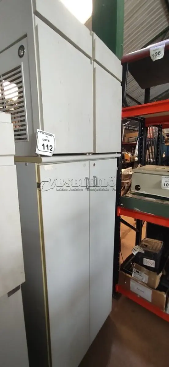 LOTE 112 - 01 ARMÁRIO DE 1,60X0,80CM EM MADEIRA E 02 ARMÁRIOS BAIXOS COM 01 GAVETA E SUPORTE PARA CPU. (NO ESTADO) ATENÇÃO! FAZER A VISITAÇÃO ANTES DE ARREMATAR, NÃO SABEMOS SE FUNCIONA, LEILÃO NÃO TEM GARANTIA E NEM DEVOLUÇÃO, SUJEITO A POSSÍVEIS AVARIAS VISÍVEIS/OCULTAS E/OU AUSÊNCIA DE COMPONENTES.