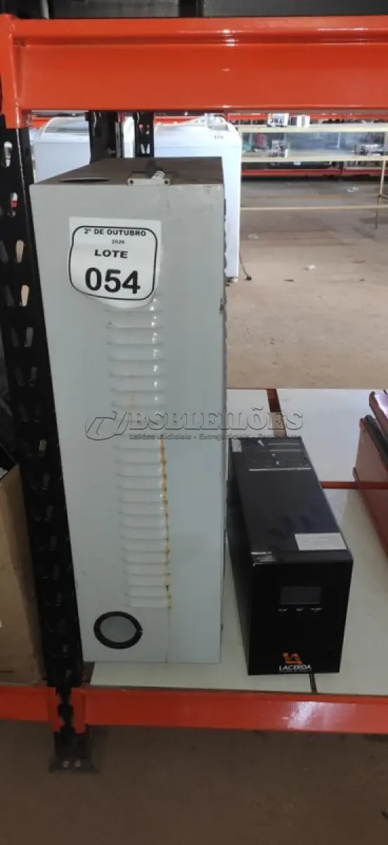LOTE 054 - 01 NOBREAK MARCA LACERDA E 01 BANCO DE BATERIA VAZIO. (NO ESTADO) ATENÇÃO! FAZER A VISITAÇÃO ANTES DE ARREMATAR, NÃO SABEMOS SE FUNCIONA, LEILÃO NÃO TEM GARANTIA E NEM DEVOLUÇÃO, SUJEITO A POSSÍVEIS AVARIAS VISÍVEIS/OCULTAS E/OU AUSÊNCIA DE COMPONENTES.