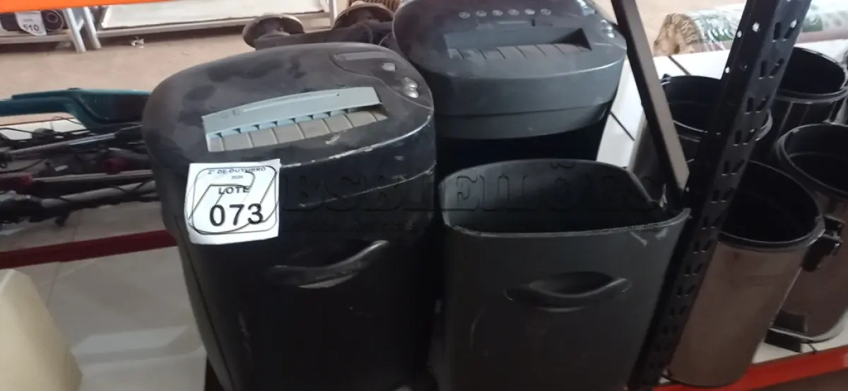 LOTE 073 - 02 FRAGMENTADORAS DE PAPEL. (NO ESTADO) ATENÇÃO! FAZER A VISITAÇÃO ANTES DE ARREMATAR, NÃO SABEMOS SE FUNCIONA, LEILÃO NÃO TEM GARANTIA E NEM DEVOLUÇÃO, SUJEITO A POSSÍVEIS AVARIAS VISÍVEIS/OCULTAS E/OU AUSÊNCIA DE COMPONENTES.