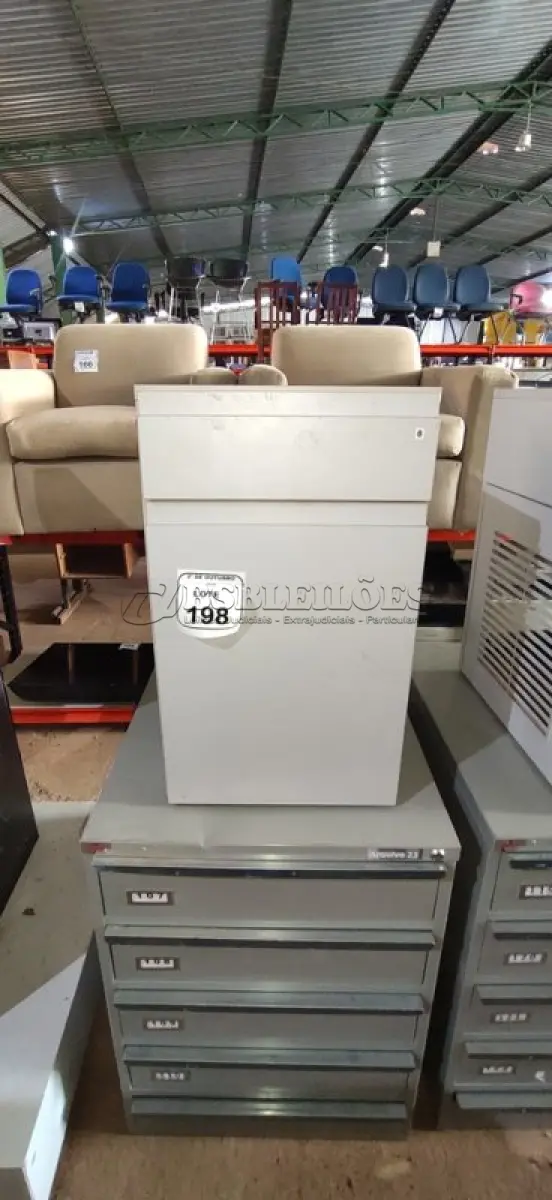 LOTE 198 - 01 ARQUIVO BAIXO DE AÇO COM 05 GAVETAS E 01 ARMÁRIO BAIXO COM 01 GAVETA E SUPORTE PARA CPU. (NO ESTADO) ATENÇÃO! FAZER A VISITAÇÃO ANTES DE ARREMATAR, NÃO SABEMOS SE FUNCIONA, LEILÃO NÃO TEM GARANTIA E NEM DEVOLUÇÃO, SUJEITO A POSSÍVEIS AVARIAS VISÍVEIS/OCULTAS E/OU AUSÊNCIA DE COMPONENTES.