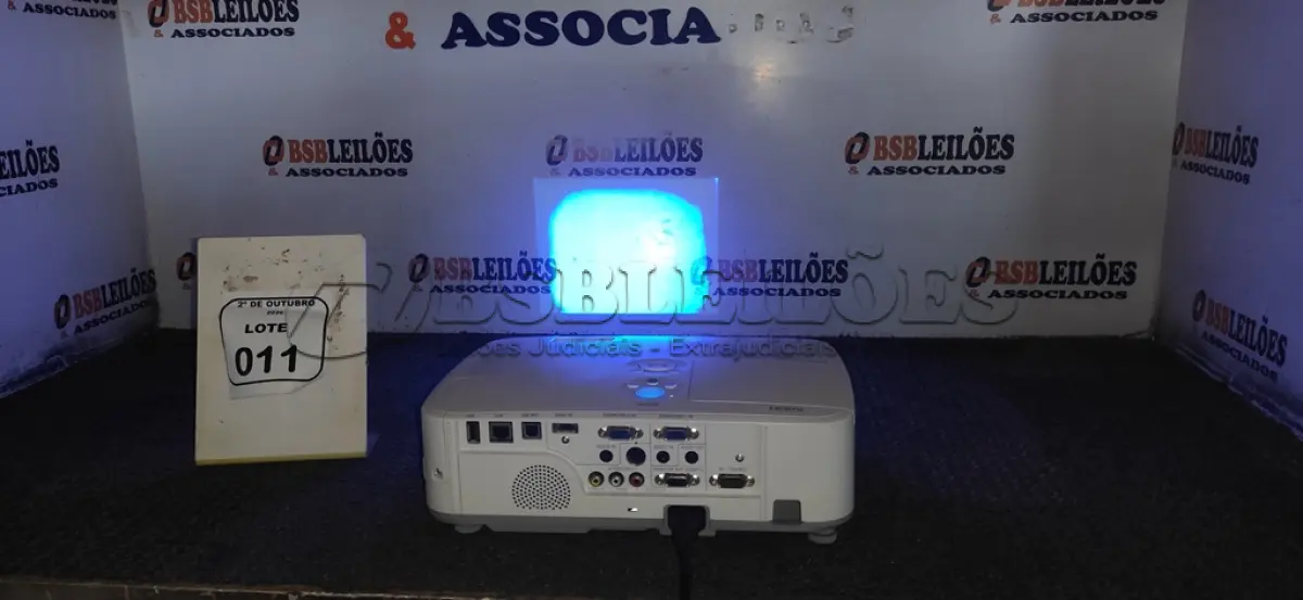 LOTE 011 - 01 PROJETOR MARCA BENQ SEM CABOS. (NO ESTADO) ATENÇÃO! FAZER A VISITAÇÃO ANTES DE ARREMATAR, NÃO SABEMOS SE FUNCIONA, LEILÃO NÃO TEM GARANTIA E NEM DEVOLUÇÃO, SUJEITO A POSSÍVEIS AVARIAS VISÍVEIS/OCULTAS E/OU AUSÊNCIA DE COMPONENTES.