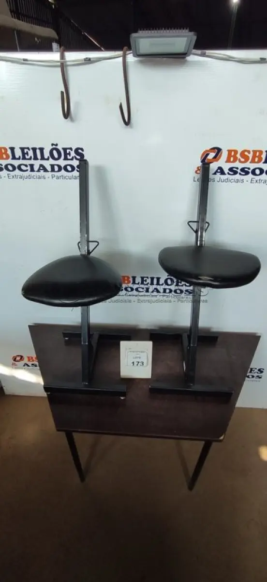 LOTE 173 - 02 BANCOS COM ASSENTO REGULÁVEL. (NO ESTADO) ATENÇÃO! FAZER A VISITAÇÃO ANTES DE ARREMATAR, NÃO SABEMOS SE FUNCIONA, LEILÃO NÃO TEM GARANTIA E NEM DEVOLUÇÃO, SUJEITO A POSSÍVEIS AVARIAS VISÍVEIS/OCULTAS E/OU AUSÊNCIA DE COMPONENTES.