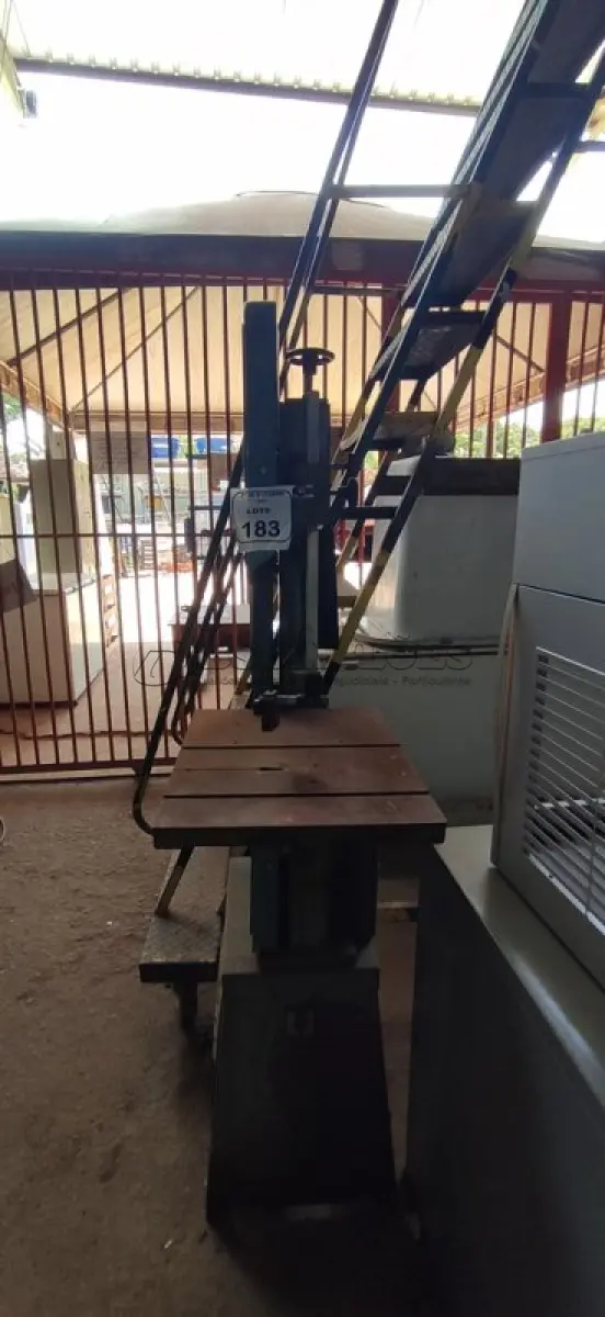 LOTE 183 - 01 SERRA FITA VERTICAL MARCA ACERBI. (NO ESTADO) ATENÇÃO! FAZER A VISITAÇÃO ANTES DE ARREMATAR, NÃO SABEMOS SE FUNCIONA, LEILÃO NÃO TEM GARANTIA E NEM DEVOLUÇÃO, SUJEITO A POSSÍVEIS AVARIAS VISÍVEIS/OCULTAS E/OU AUSÊNCIA DE COMPONENTES.