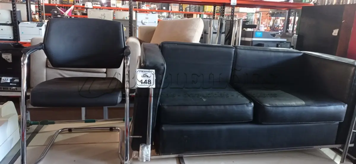 LOTE 148 - 01 SOFÁ DE ESPERA DE 02 LUGARES NA COR PRETA E 01 CADEIRA DE PÉS FIXOS. (NO ESTADO) ATENÇÃO! FAZER A VISITAÇÃO ANTES DE ARREMATAR, NÃO SABEMOS SE FUNCIONA, LEILÃO NÃO TEM GARANTIA E NEM DEVOLUÇÃO, SUJEITO A POSSÍVEIS AVARIAS VISÍVEIS/OCULTAS E/OU AUSÊNCIA DE COMPONENTES.