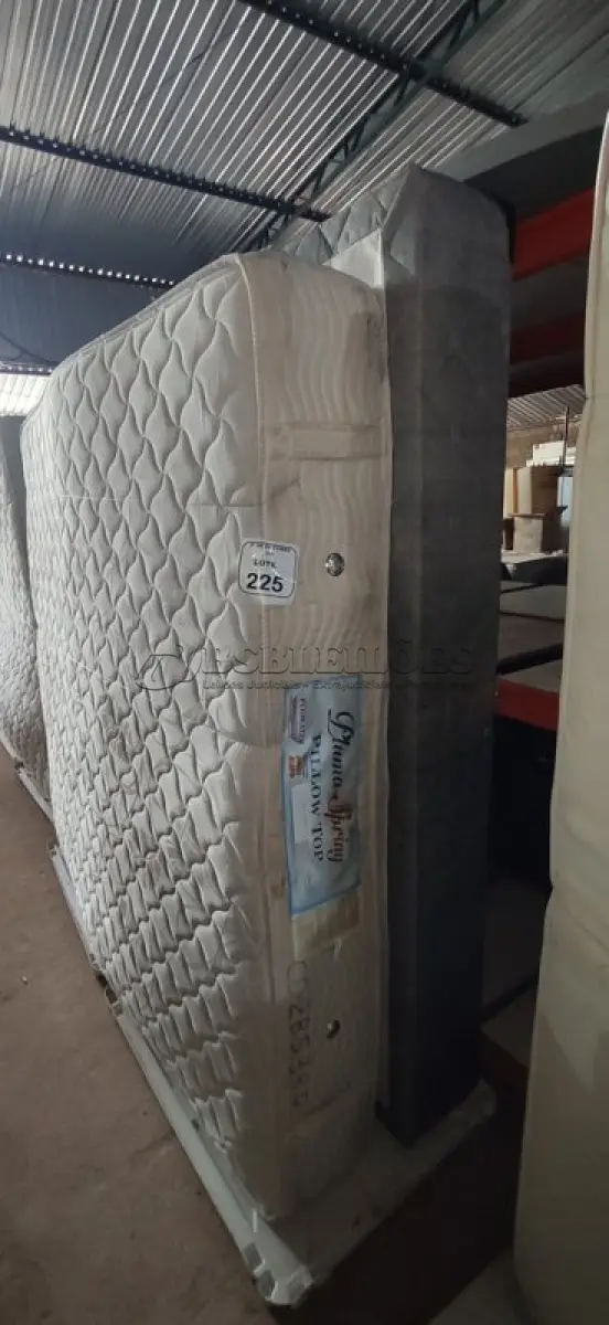 LOTE 225 - 01 COLCHÃO DE CASAL E 02 BASES. (NO ESTADO) ATENÇÃO! FAZER A VISITAÇÃO ANTES DE ARREMATAR, NÃO SABEMOS SE FUNCIONA, LEILÃO NÃO TEM GARANTIA E NEM DEVOLUÇÃO, SUJEITO A POSSÍVEIS AVARIAS VISÍVEIS/OCULTAS E/OU AUSÊNCIA DE COMPONENTES.