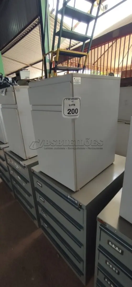 LOTE 200 - 01 ARQUIVO BAIXO DE AÇO COM 05 GAVETAS E 01 ARMÁRIO BAIXO COM 01 GAVETA E SUPORTE PARA CPU. (NO ESTADO) ATENÇÃO! FAZER A VISITAÇÃO ANTES DE ARREMATAR, NÃO SABEMOS SE FUNCIONA, LEILÃO NÃO TEM GARANTIA E NEM DEVOLUÇÃO, SUJEITO A POSSÍVEIS AVARIAS VISÍVEIS/OCULTAS E/OU AUSÊNCIA DE COMPONENTES.