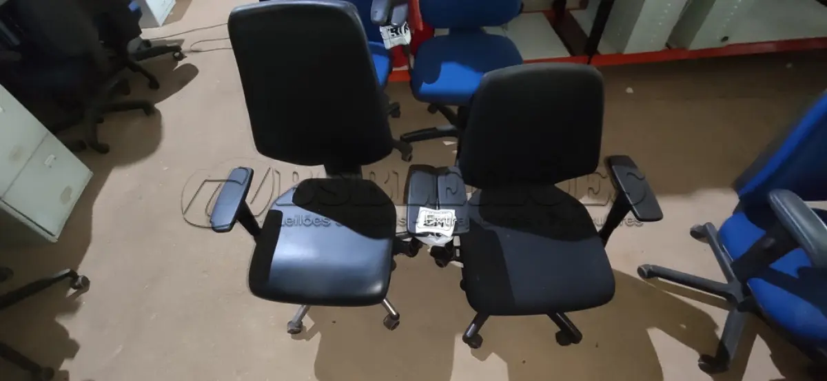 LOTE 241 - 02 CADEIRAS DE ESCRITÓRIO GIRATÓRIA. (NO ESTADO) ATENÇÃO! FAZER A VISITAÇÃO ANTES DE ARREMATAR, NÃO SABEMOS SE FUNCIONA, LEILÃO NÃO TEM GARANTIA E NEM DEVOLUÇÃO, SUJEITO A POSSÍVEIS AVARIAS VISÍVEIS/OCULTAS E/OU AUSÊNCIA DE COMPONENTES.