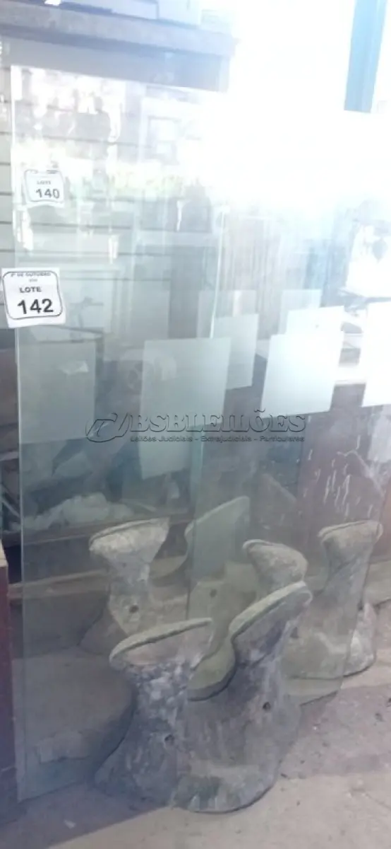 LOTE 142 - 01 PAINEL DE VIDRO DE 1,00X1,65M COM BASE ESCULTURAL EM FORMATO ORGÂNICO. (NO ESTADO) ATENÇÃO! FAZER A VISITAÇÃO ANTES DE ARREMATAR, NÃO SABEMOS SE FUNCIONA, LEILÃO NÃO TEM GARANTIA E NEM DEVOLUÇÃO, SUJEITO A POSSÍVEIS AVARIAS VISÍVEIS/OCULTAS E/OU AUSÊNCIA DE COMPONENTES.