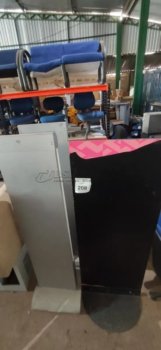 LOTE 208 - 02 PLACAS DE SINALIZAÇÃO, 01 SUPORTE DE BANNER E 01 SUPORTE PEQUENO. (NO ESTADO) ATENÇÃO! FAZER A VISITAÇÃO ANTES DE ARREMATAR, NÃO SABEMOS SE FUNCIONA, LEILÃO NÃO TEM GARANTIA E NEM DEVOLUÇÃO, SUJEITO A POSSÍVEIS AVARIAS VISÍVEIS/OCULTAS E/OU AUSÊNCIA DE COMPONENTES.