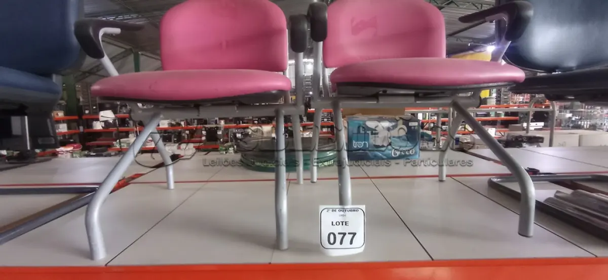 LOTE 077 - 02 CADEIRAS COM ASSENTO DOBRÁVEL NA COR ROSA. (NO ESTADO) ATENÇÃO! FAZER A VISITAÇÃO ANTES DE ARREMATAR, NÃO SABEMOS SE FUNCIONA, LEILÃO NÃO TEM GARANTIA E NEM DEVOLUÇÃO, SUJEITO A POSSÍVEIS AVARIAS VISÍVEIS/OCULTAS E/OU AUSÊNCIA DE COMPONENTES.