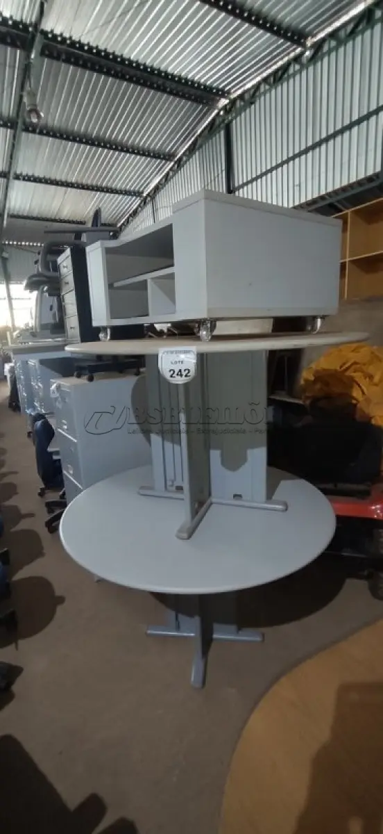 LOTE 242 - 02 MESAS REDONDAS E 01 MÓVEL ORGANIZADOR COM PRATELEIRAS E RODINHAS. (NO ESTADO) ATENÇÃO! FAZER A VISITAÇÃO ANTES DE ARREMATAR, NÃO SABEMOS SE FUNCIONA, LEILÃO NÃO TEM GARANTIA E NEM DEVOLUÇÃO, SUJEITO A POSSÍVEIS AVARIAS VISÍVEIS/OCULTAS E/OU AUSÊNCIA DE COMPONENTES.