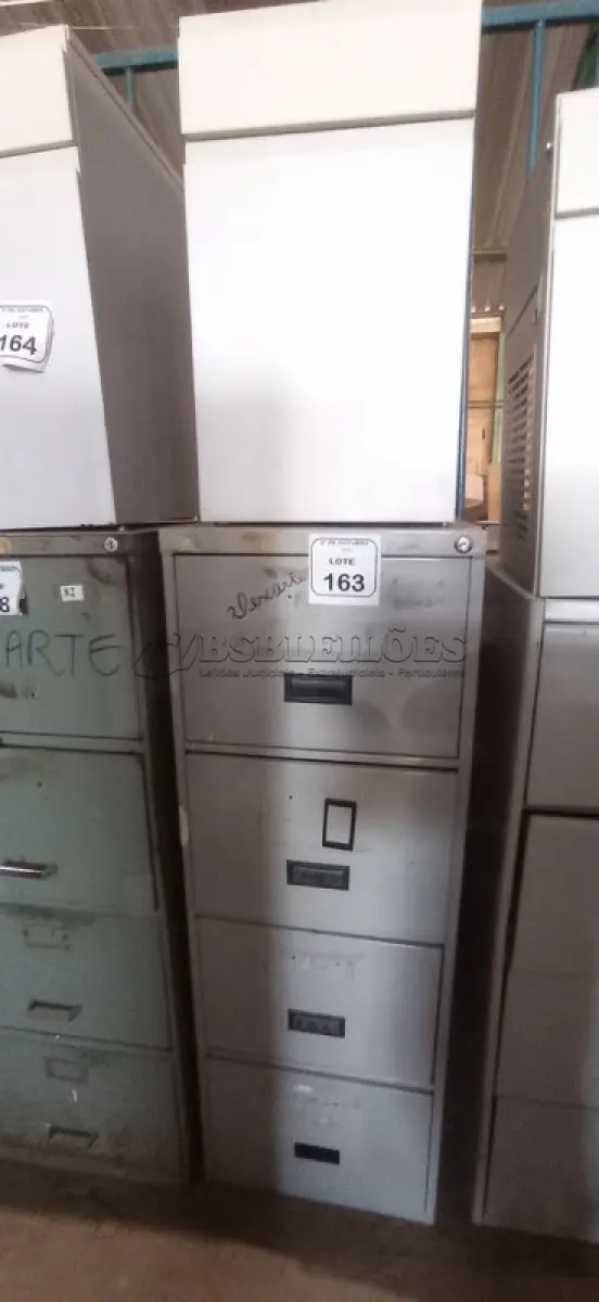 LOTE 163 - 01 ARQUIVO DE AÇO COM 04 GAVETAS EM AÇO E 01 ARMÁRIO BAIXO COM 01 GAVETA E SUPORTE PARA CPU. (NO ESTADO) ATENÇÃO! FAZER A VISITAÇÃO ANTES DE ARREMATAR, NÃO SABEMOS SE FUNCIONA, LEILÃO NÃO TEM GARANTIA E NEM DEVOLUÇÃO, SUJEITO A POSSÍVEIS AVARIAS VISÍVEIS/OCULTAS E/OU AUSÊNCIA DE COMPONENTES.
