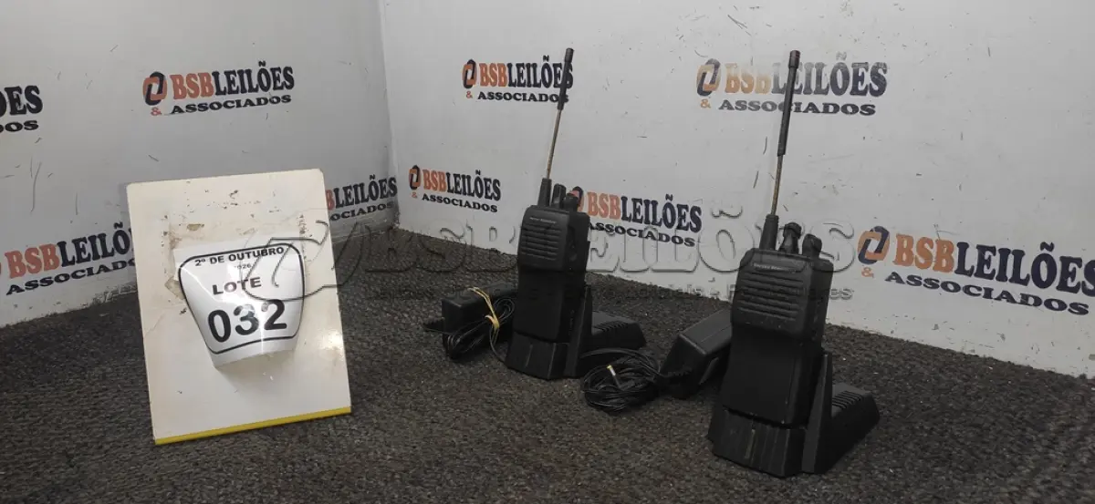LOTE 032 - 02 RÁDIOS COMUNICADORES COM BASE DE CARREGADOR MARCA VÓRTEX STANDARD. (NO ESTADO) ATENÇÃO! FAZER A VISITAÇÃO ANTES DE ARREMATAR, NÃO SABEMOS SE FUNCIONA, LEILÃO NÃO TEM GARANTIA E NEM DEVOLUÇÃO, SUJEITO A POSSÍVEIS AVARIAS VISÍVEIS/OCULTAS E/OU AUSÊNCIA DE COMPONENTES.