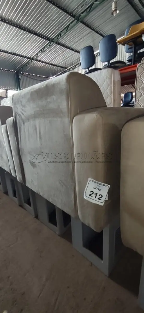 LOTE 212 - 01 POLTRONA E 02 ARMÁRIOS BAIXOS COM 01 GAVETA E SUPORTE PARA CPU. (NO ESTADO) ATENÇÃO! FAZER A VISITAÇÃO ANTES DE ARREMATAR, NÃO SABEMOS SE FUNCIONA, LEILÃO NÃO TEM GARANTIA E NEM DEVOLUÇÃO, SUJEITO A POSSÍVEIS AVARIAS VISÍVEIS/OCULTAS E/OU AUSÊNCIA DE COMPONENTES.