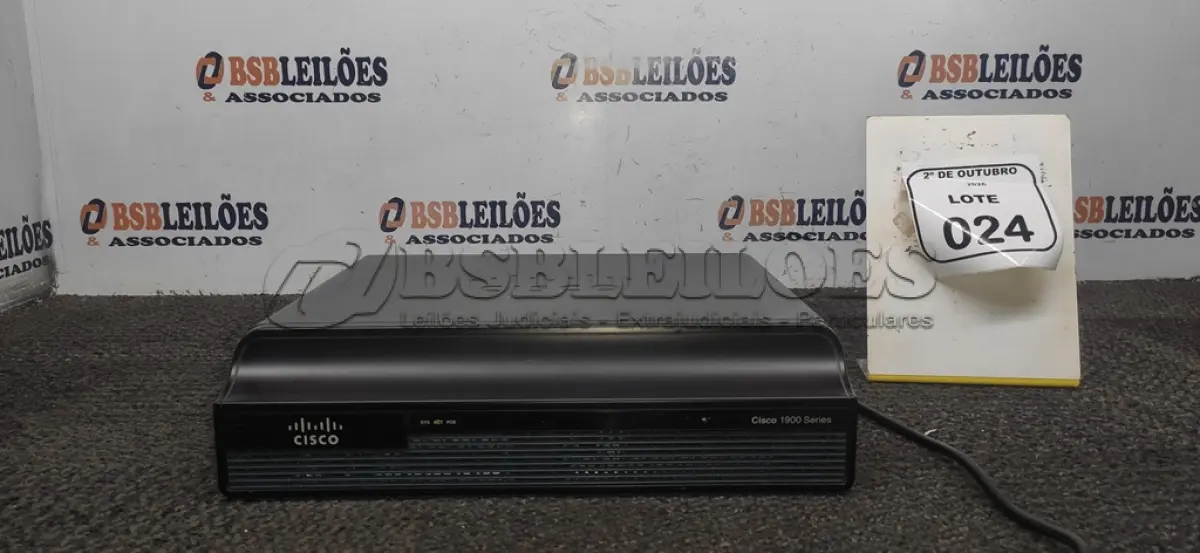 LOTE 024 - 01 ROTEADOR MODELO 1900 SERIES MARCA CISCO. (NO ESTADO) ATENÇÃO! FAZER A VISITAÇÃO ANTES DE ARREMATAR, NÃO SABEMOS SE FUNCIONA, LEILÃO NÃO TEM GARANTIA E NEM DEVOLUÇÃO, SUJEITO A POSSÍVEIS AVARIAS VISÍVEIS/OCULTAS E/OU AUSÊNCIA DE COMPONENTES.