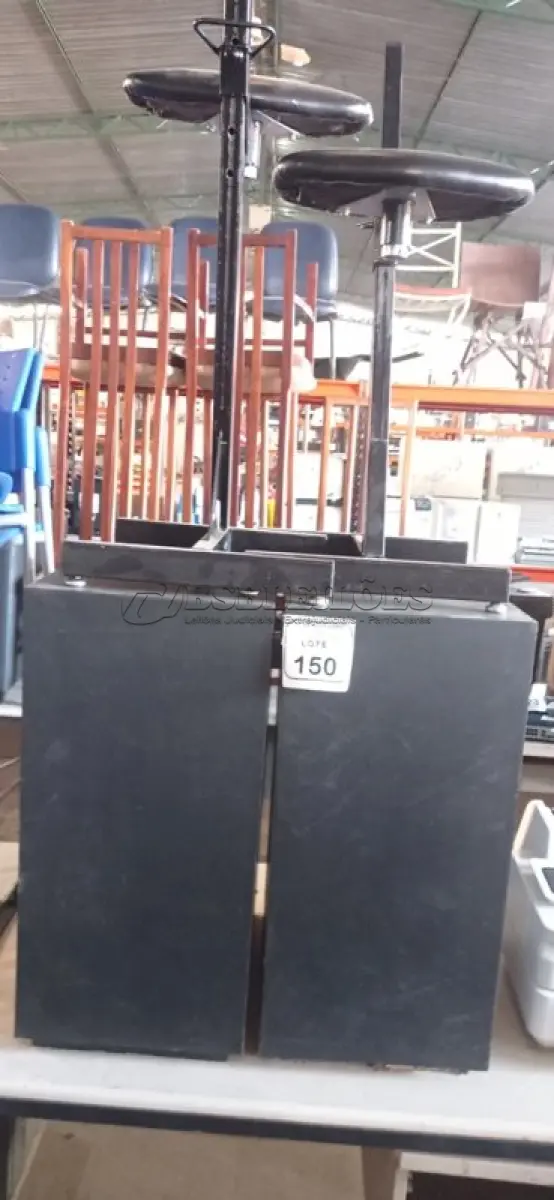 LOTE 150 - 02 MÓVEIS DE APOIO NA COR PRETA E 02 BANCOS COM ASSENTO REGULÁVEL. (NO ESTADO) ATENÇÃO! FAZER A VISITAÇÃO ANTES DE ARREMATAR, NÃO SABEMOS SE FUNCIONA, LEILÃO NÃO TEM GARANTIA E NEM DEVOLUÇÃO, SUJEITO A POSSÍVEIS AVARIAS VISÍVEIS/OCULTAS E/OU AUSÊNCIA DE COMPONENTES.